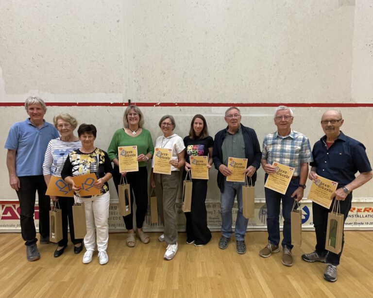 Ehrung langjähriger Mitglieder 
v.l.n.r.: Matthias Dechant, Helga Kress, Siglinde Sittinger, Andrea Leipold, Birgit Kurzawe, Meike Lessing, Manfred Kimmel, Helmut Nimbler, Peter Kobert