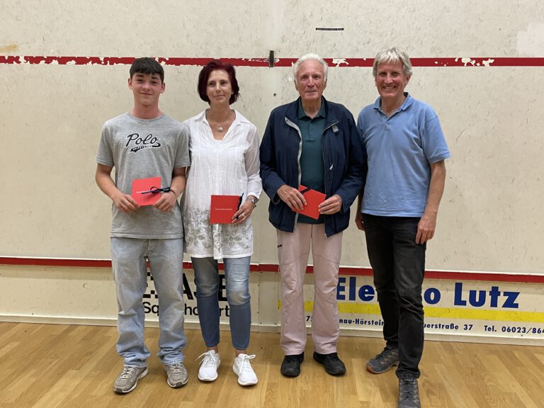 Ehrung erfolgreicher Sportler 
v.l.n.r.: Noah Meitinger, Annette Fuchs, Dr. Klaus Lotz, Matthias Dechant